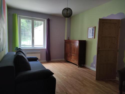 Gezellige huiskamer chambre d'hotes appartement Frankrijk kunstzinnig artistiek in de natuur