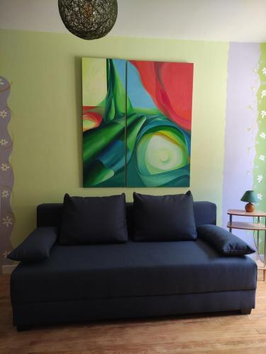 Gezellige huiskamer bank chambre d'hotes appartement Frankrijk kunstzinnig artistiek