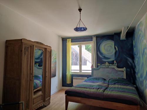 Close up van rustige en artistieke slaapkamer met houten meubels en een schilderachtig uitzicht, perfect voor rustzoekers in een bosrijke omgeving in de Lage Vogezen, Frankrijk.